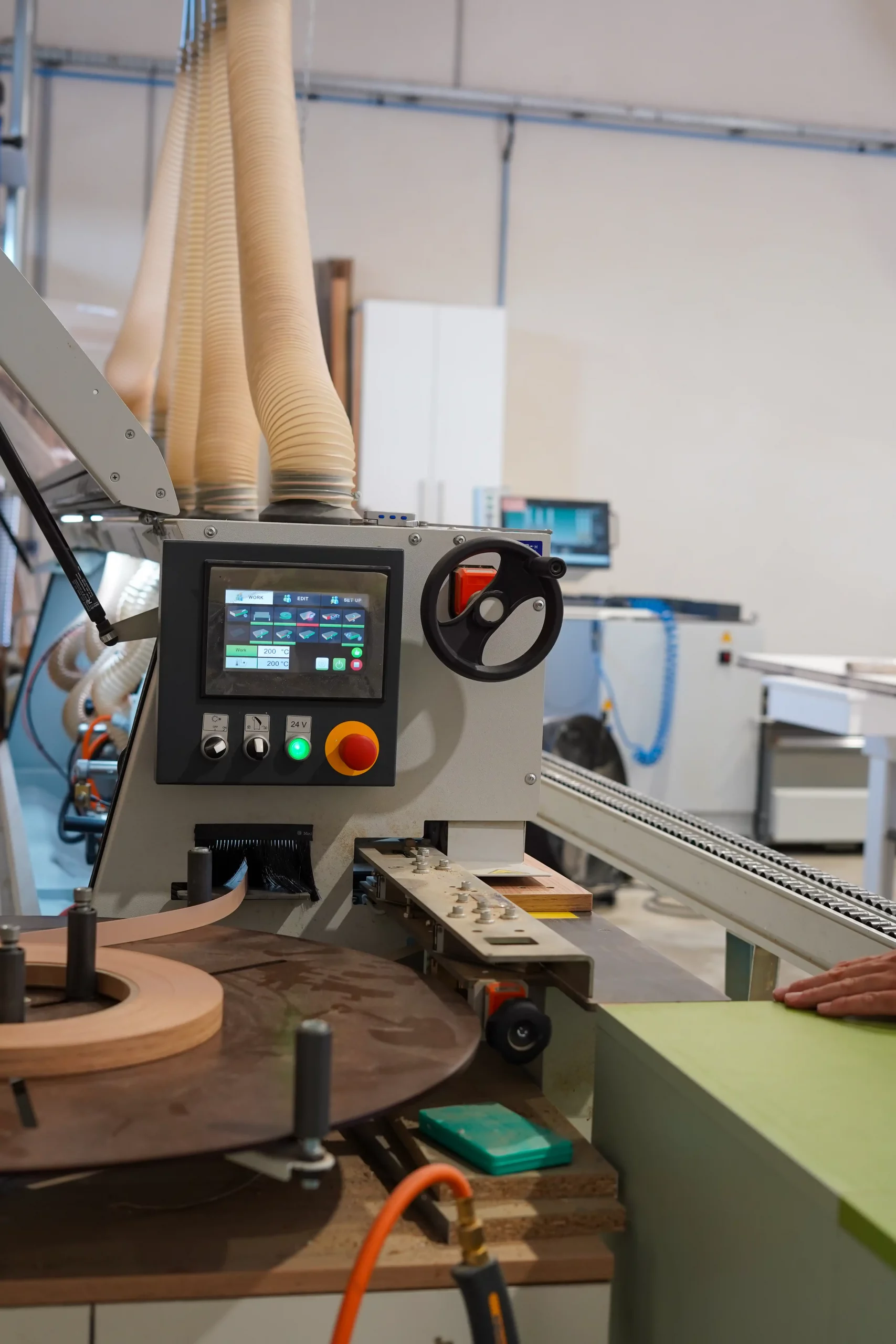Machine de fabrication de mobilier sur mesure dans l'atelier de Castany Agencement pour l'agencement de pharmacies, cliniques vétérinaires et magasins d'optique.