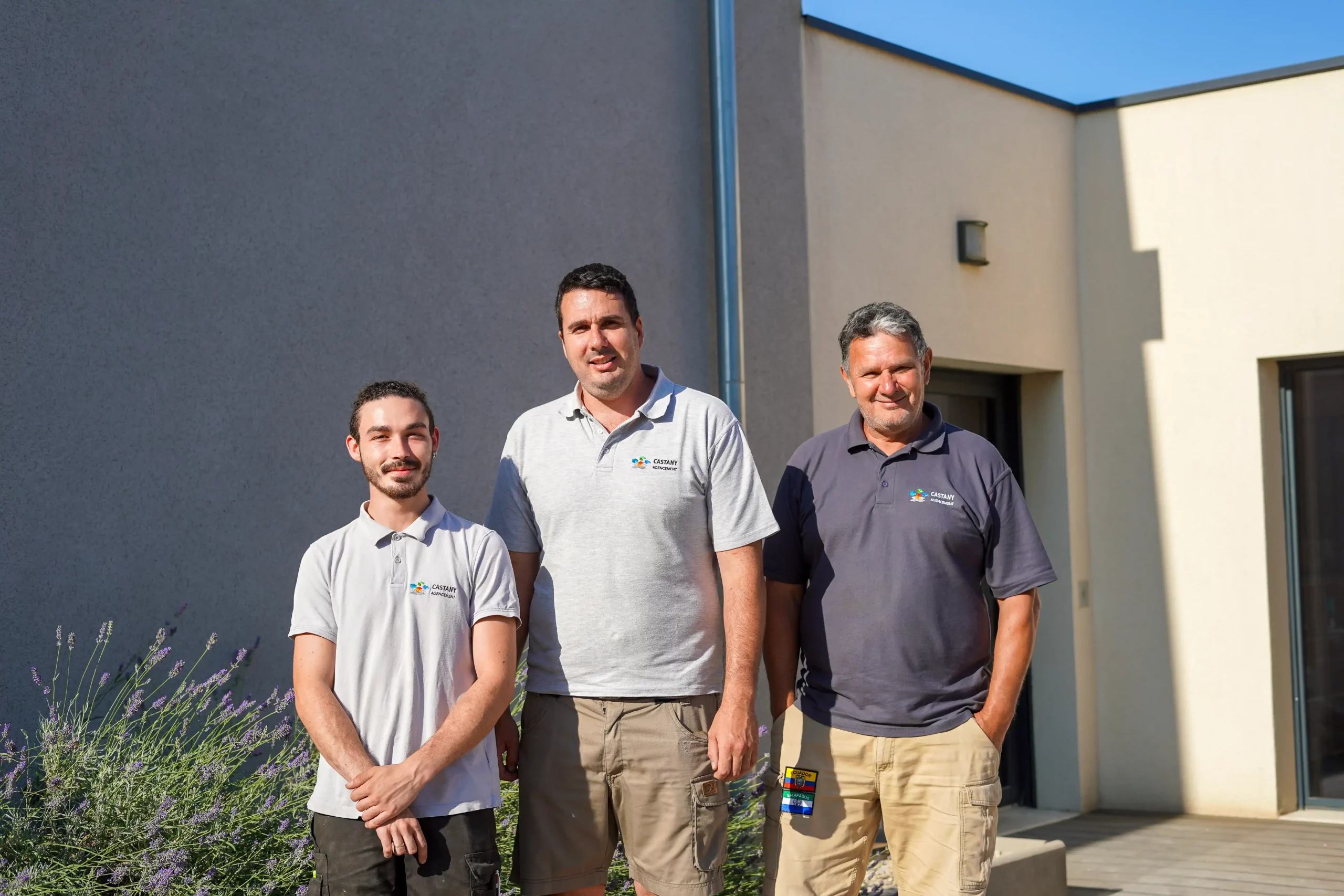 L'équipe Castany Agencement devant les locaux de l'entreprise familiale spécialisée dans l'agencement sur mesure.