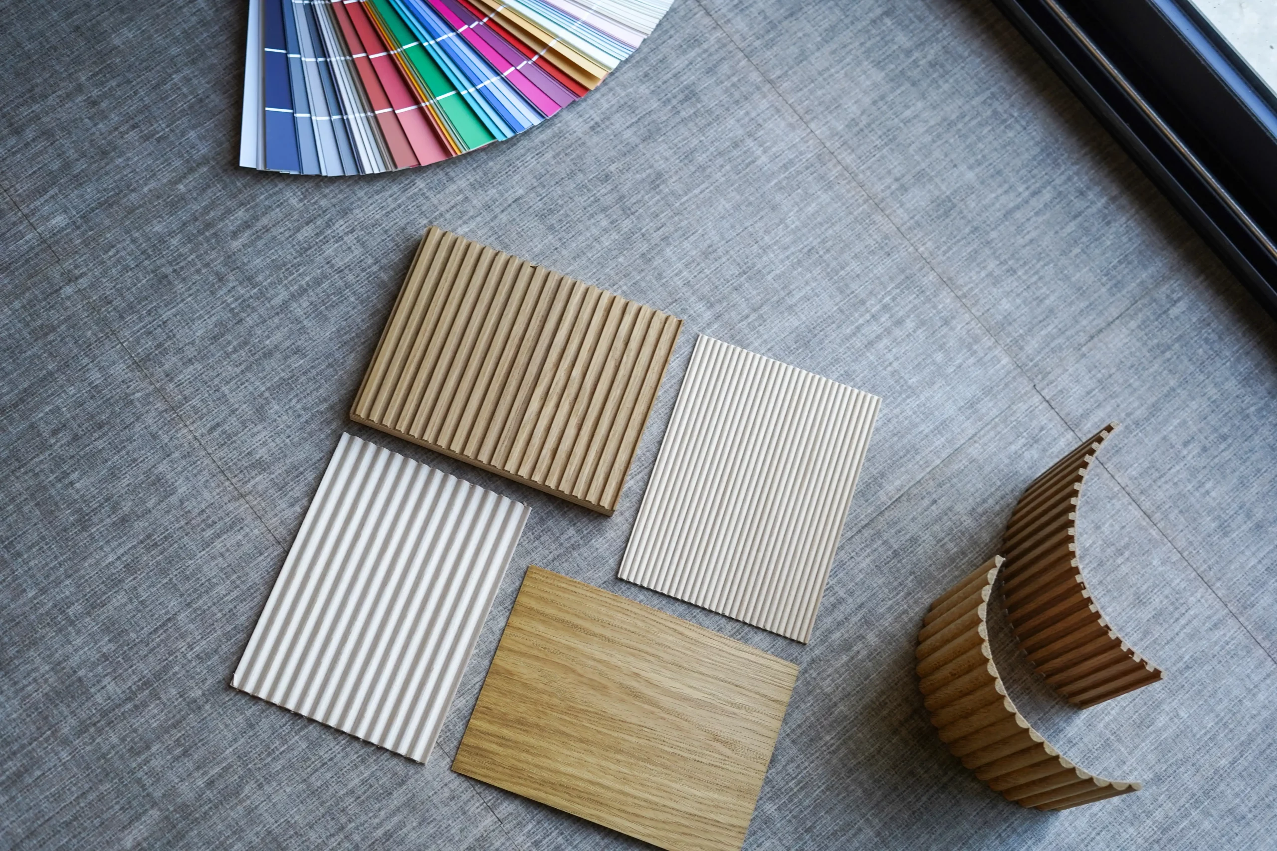 Échantillons de matériaux, finitions bois et nuancier utilisés pour la conception d'agencements sur mesure par Castany Agencement.