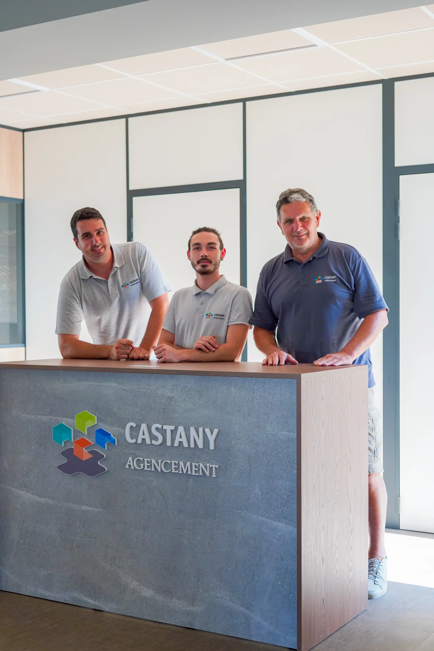 Les dirigeants de Castany Agencement réunis à l'accueil de l'entreprise, illustrant un savoir-faire familial transmis de génération en génération.